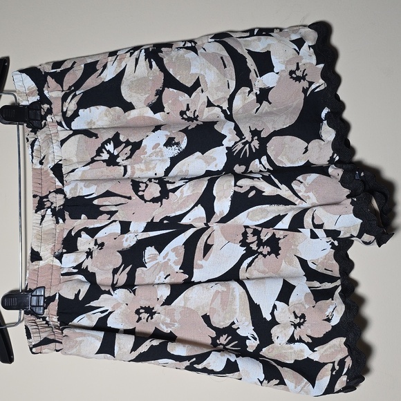 Kathy Ireland Black and Tan Floral High Waist Shorts - Picture 3 of 3